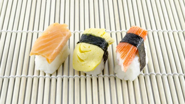 Sushi på bambusmatte – stockfoto