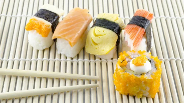 Sushi sur tapis de bambou — Photo