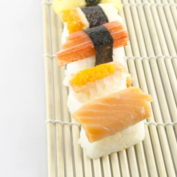 Sushi sur tapis de bambou — Photo