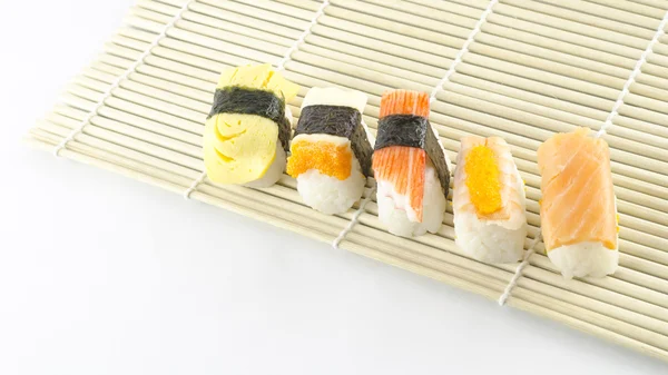 Sushi auf Bambusmatte — Stockfoto