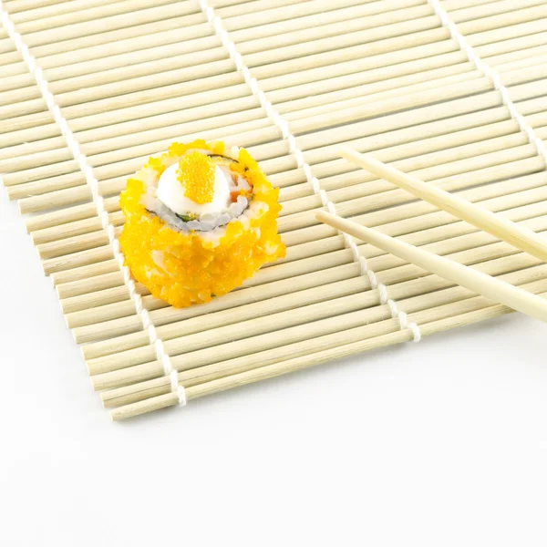 Суши на бамбуковом коврике — стоковое фото