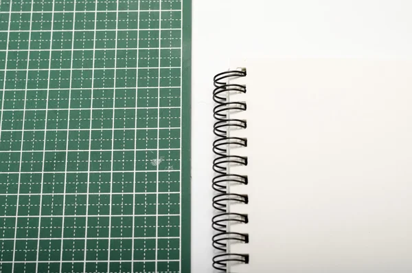 Notebook en snijmat — Stockfoto