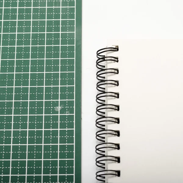 Notebook en snijmat — Stockfoto