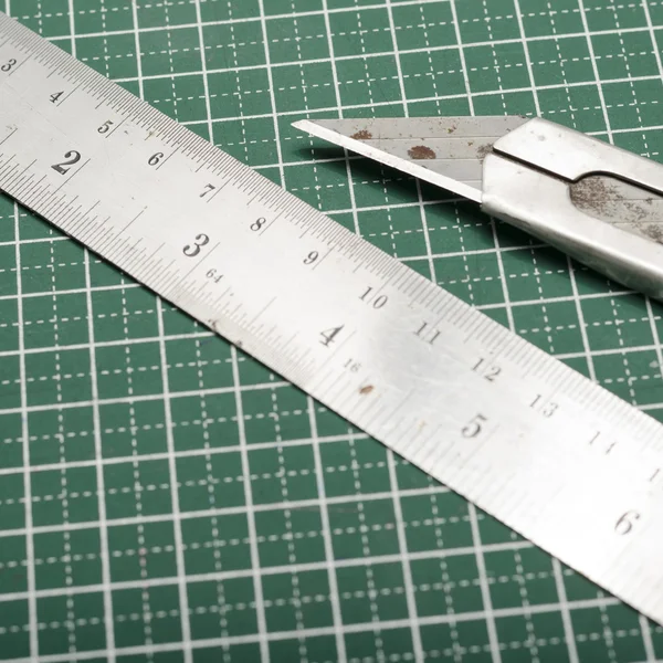 Régua e cortador no tapete de corte — Fotografia de Stock