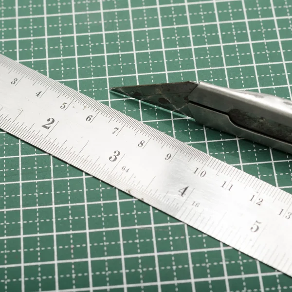 Ruler and cutter on cutting mat — Stock Photo, Image
