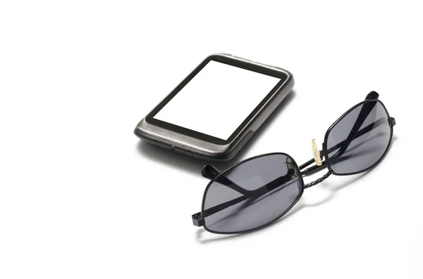 Lunettes de soleil avec téléphone intelligent — Photo