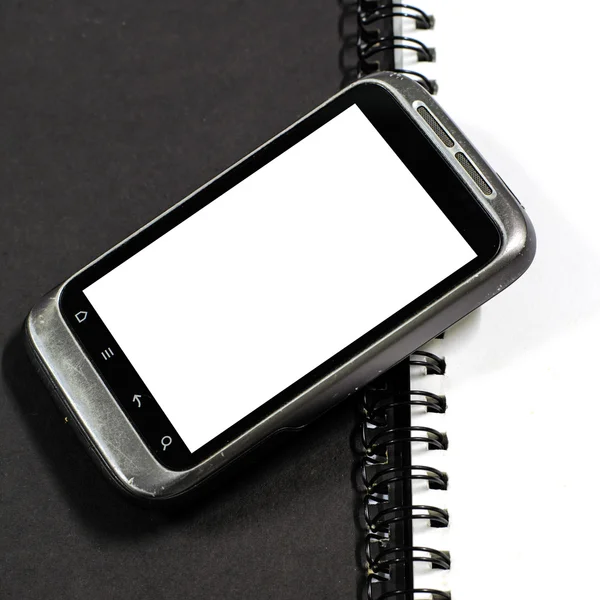 Smartphone no caderno. — Fotografia de Stock