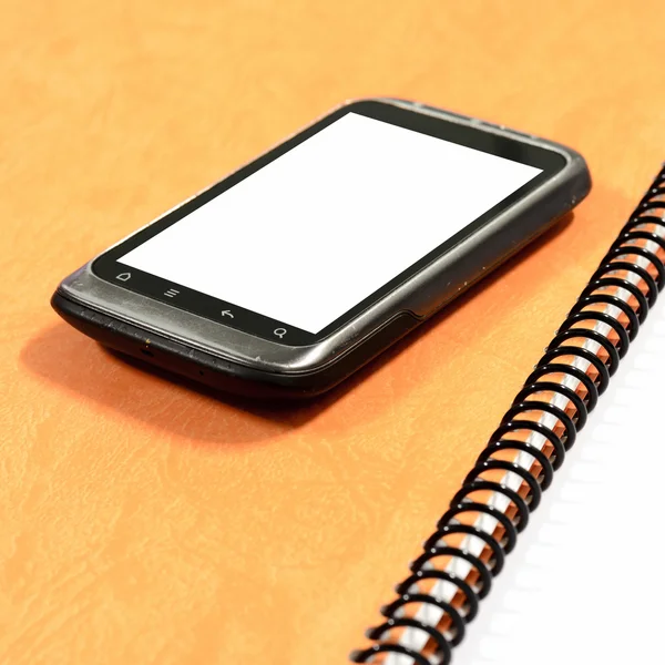Смартфон с записной книгой — стоковое фото