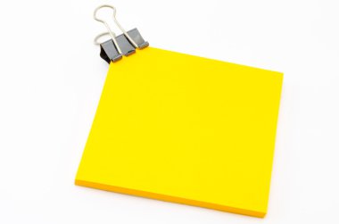 turuncu yapışkan not ile siyah klip