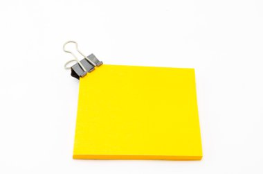 turuncu yapışkan not ile siyah klip