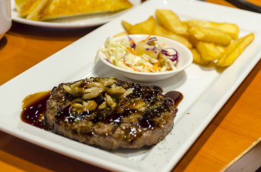 Sulu biftek salatası ile