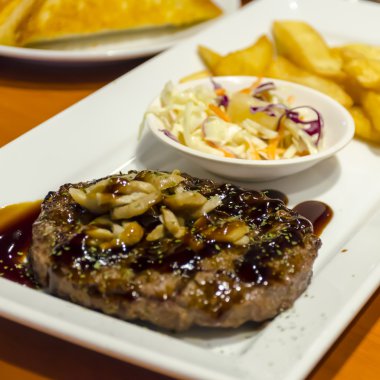 Sulu biftek salatası ile