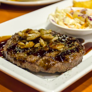 Sulu biftek salatası ile