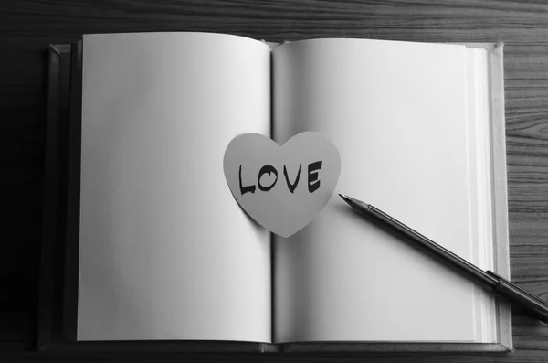 Corazón de papel blanco y negro con cuaderno —  Fotos de Stock