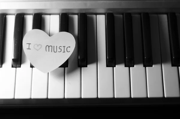 피아노 키보드 흑인과 백인에 종이 심장 — 스톡 사진