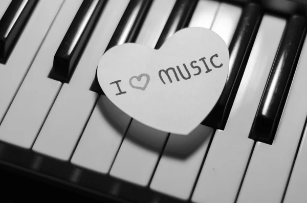 Paper heart on piano keyboard black and white — Stock Photo, Image