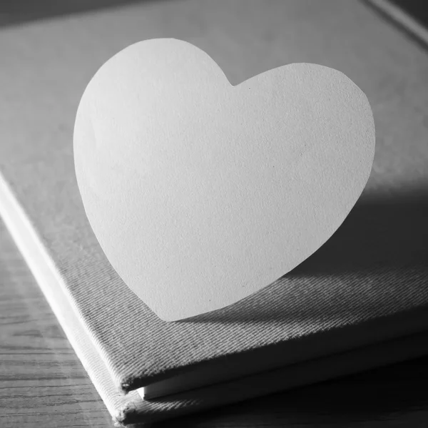 Μαύρο και άσπρο χαρτί καρδιά με το σημειωματάριο — Φωτογραφία Αρχείου