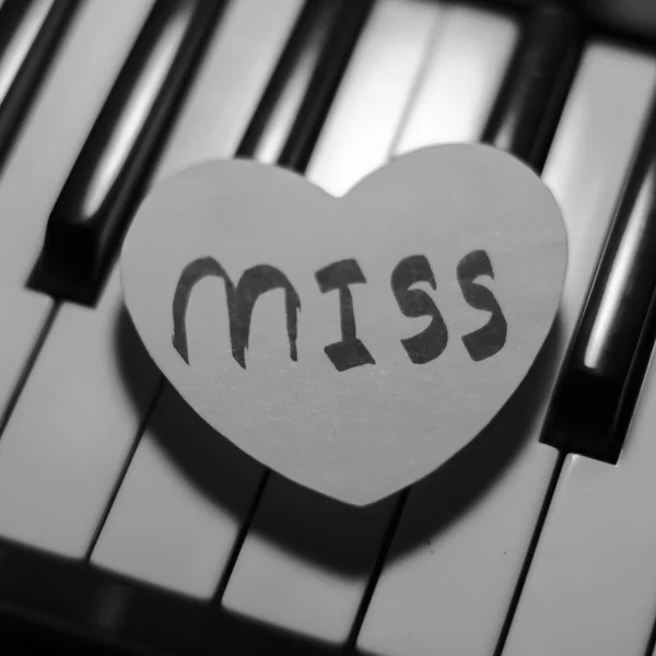 Coeur en papier sur clavier piano noir et blanc — Photo