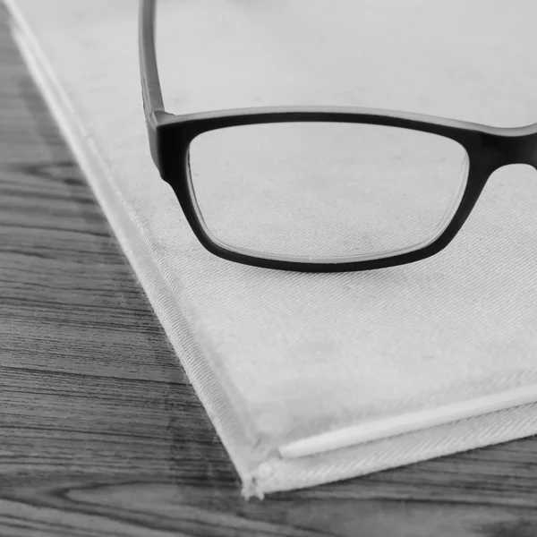 Gafas de ojo en cuaderno blanco y negro —  Fotos de Stock