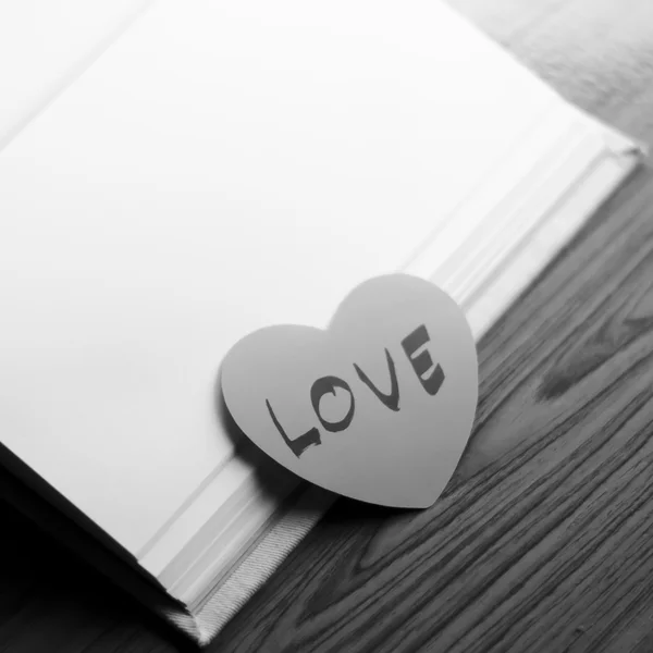 Coração papel preto e branco com notebook — Fotografia de Stock