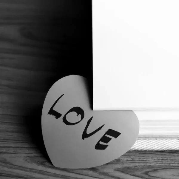 Siyah ve beyaz kağıt kalp defter ile — Stok fotoğraf