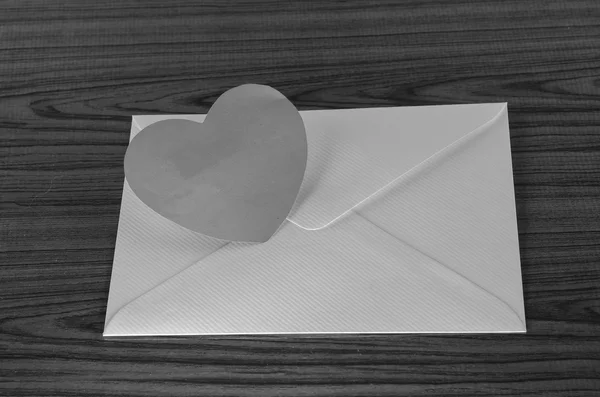 Coração de papel com envelope — Fotografia de Stock