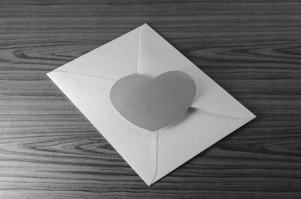 Kağıt kalp zarf ile — Stok fotoğraf