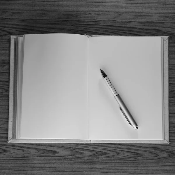Widok z góry notatnik i długopis — Zdjęcie stockowe