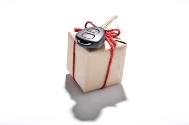 Araba anahtarı ve hediye kutusu