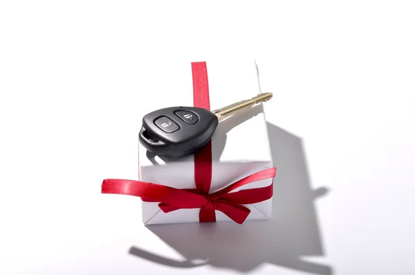 Bil nyckel och gift box — Stockfoto