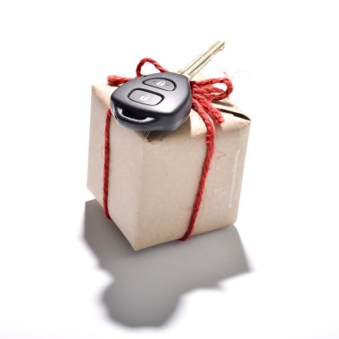 Araba anahtarı ve hediye kutusu