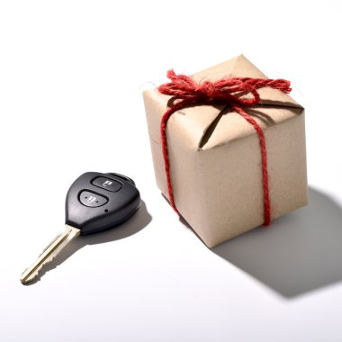Araba anahtarı ve hediye kutusu