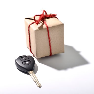 Araba anahtarı ve hediye kutusu
