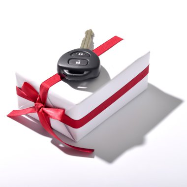 Araba anahtarı ve hediye kutusu