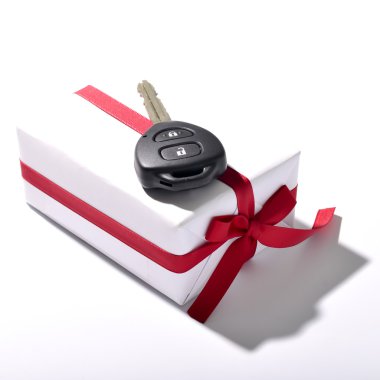 Araba anahtarı ve hediye kutusu