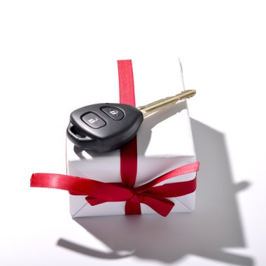 Araba anahtarı ve hediye kutusu