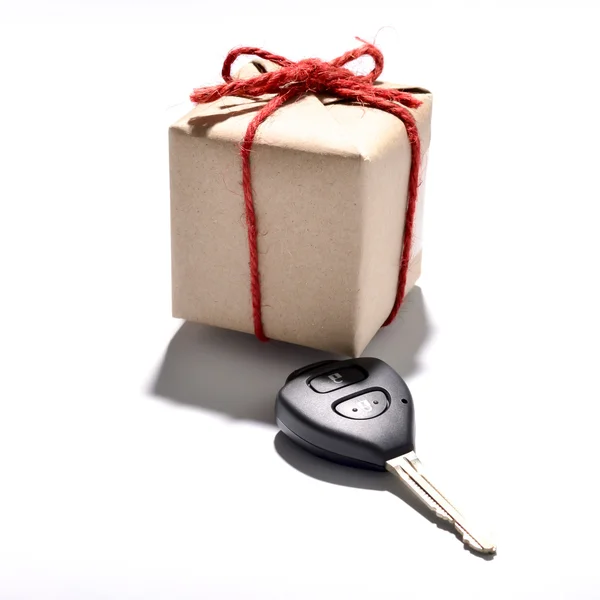 Bil nyckel och gift box — Stockfoto