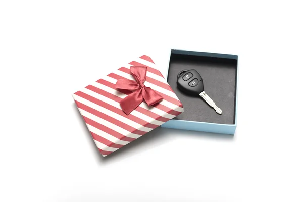 Ключ от машины и подарочная коробка — стоковое фото
