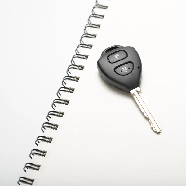 Autoschlüssel auf dem Notebook — Stockfoto