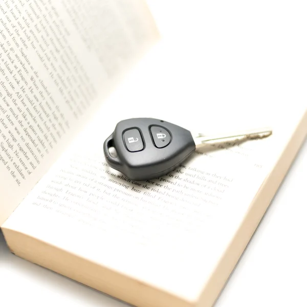 Llave del coche con libro —  Fotos de Stock