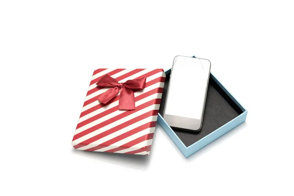 Смартфон и подарочная коробка — стоковое фото