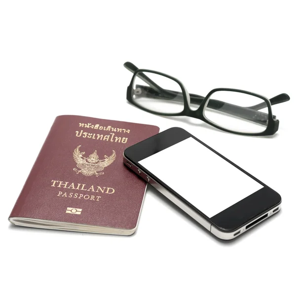 Pasaporte y smartphone con gafas graduadas — Foto de Stock