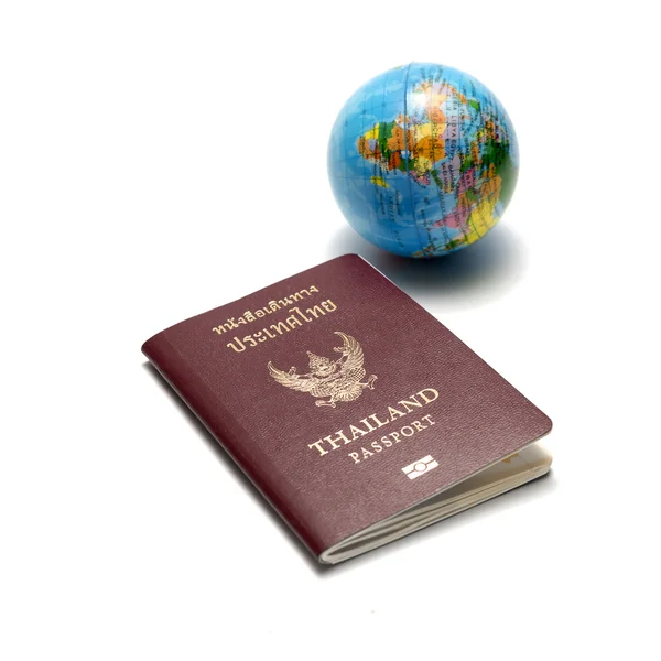 Paszport i ziemi piłkę — Zdjęcie stockowe
