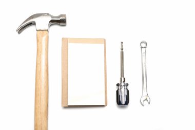 İngiliz anahtarı defter tornavida ve çekiç