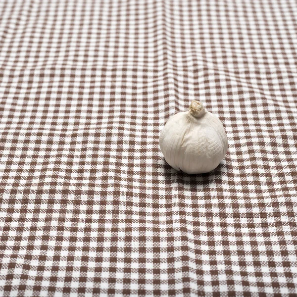 Alho na toalha de cozinha — Fotografia de Stock