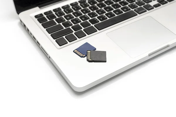 Dizüstü bilgisayarda SD kartı — Stok fotoğraf
