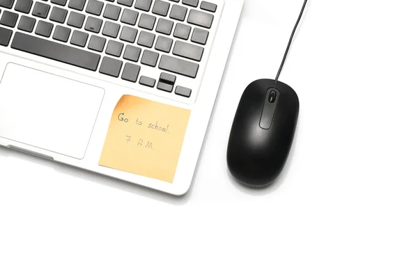 Laptop i myszy z karteczek — Zdjęcie stockowe