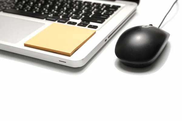 Laptop and mouse with sticky note — Stock Photo, Image