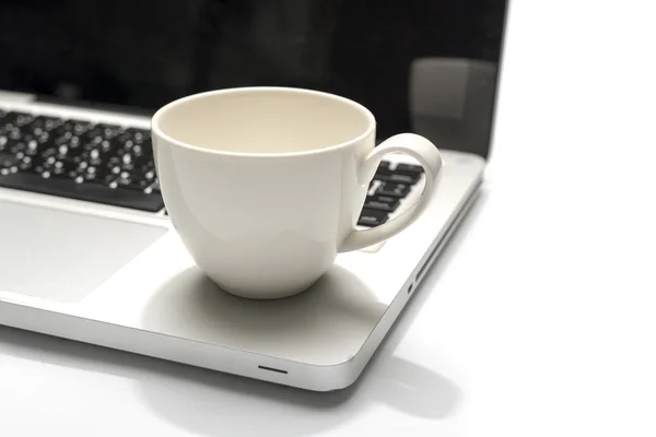 在笔记本电脑上的咖啡杯 — 图库照片