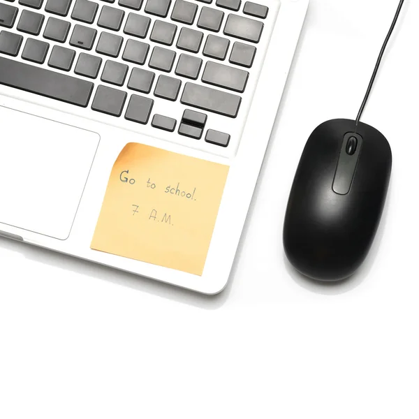 Laptop and mouse with sticky note — Stock Photo, Image